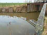 Vooraanzicht van de sluis voor de restauratie, vanaf het Reitdiep