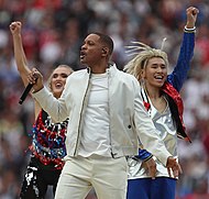 Smith cantando Live It Up durante la clausura de la Copa Mundial de Fútbol de 2018.