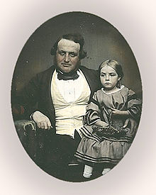 foto de un hombre victoriano con una niña en su regazo