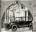 Willys-Knight Chauffeurlimousine mit mehrteiliger Scheibenkonstruktion, welche sowohl die Sicht verbessern und Regentropfen ableiten sollte (Anzeige von 1920)