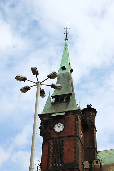 File:Wrocław, Kazimierza Wielkiego, Univerzitní knihovna a lampa.jpg