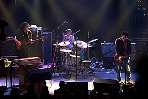 Yo La Tengo se apresentando em 2010. Da esquerda para a direita: McNew, Hubley e Kaplan