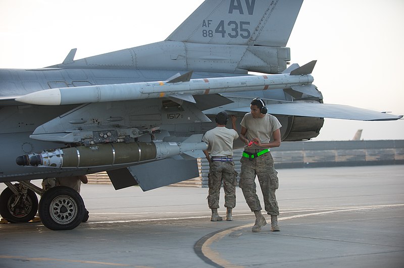 File:'Viper' weapon loaders on the line 150714-F-QN515-009.jpg