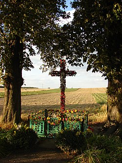 Ein Straßenkreuz in Śmieły