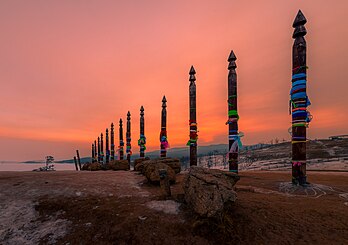 Pilares ritualísticos com fitas coloridas associados com a cultura dos povos buriates e iacutos, ilha Olkhon, lago Baikal, Rússia (definição 5 116 × 3 609)