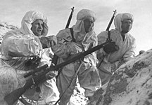 Vassili Zaitsev (esquerda) orientando companheiros (Stalingrado, Dezembro de 1942).