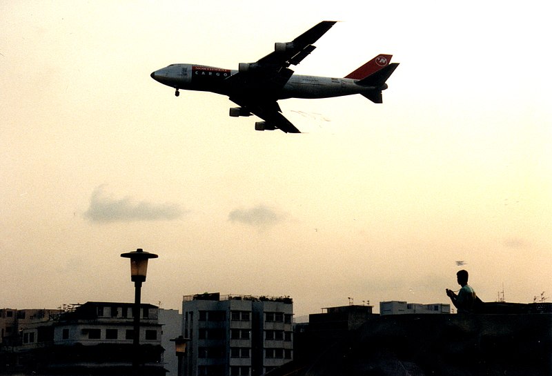 File:啟德機場 - Landing at Kai Tak - 1991 (2350897476).jpg