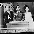 Yuk Young-soo (à droite) inaugurant le chantier du métro de Séoul le 12 avril 1971.