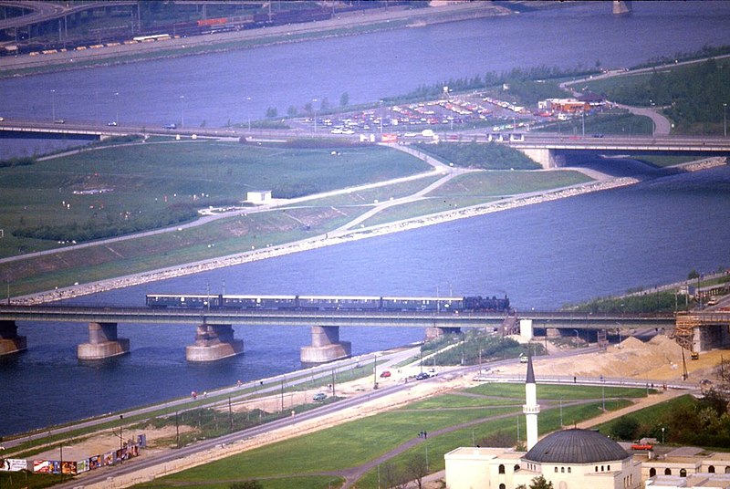 File:130L25050585 Blick vom Donauturm, Nordbahnbrücke, Donauinsel, Dampf Sonderfahrt, Lok 93.1422.jpg