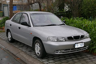 1999 Daewoo Nubira (J100) SE sedan (2015-07-03) 01.jpg