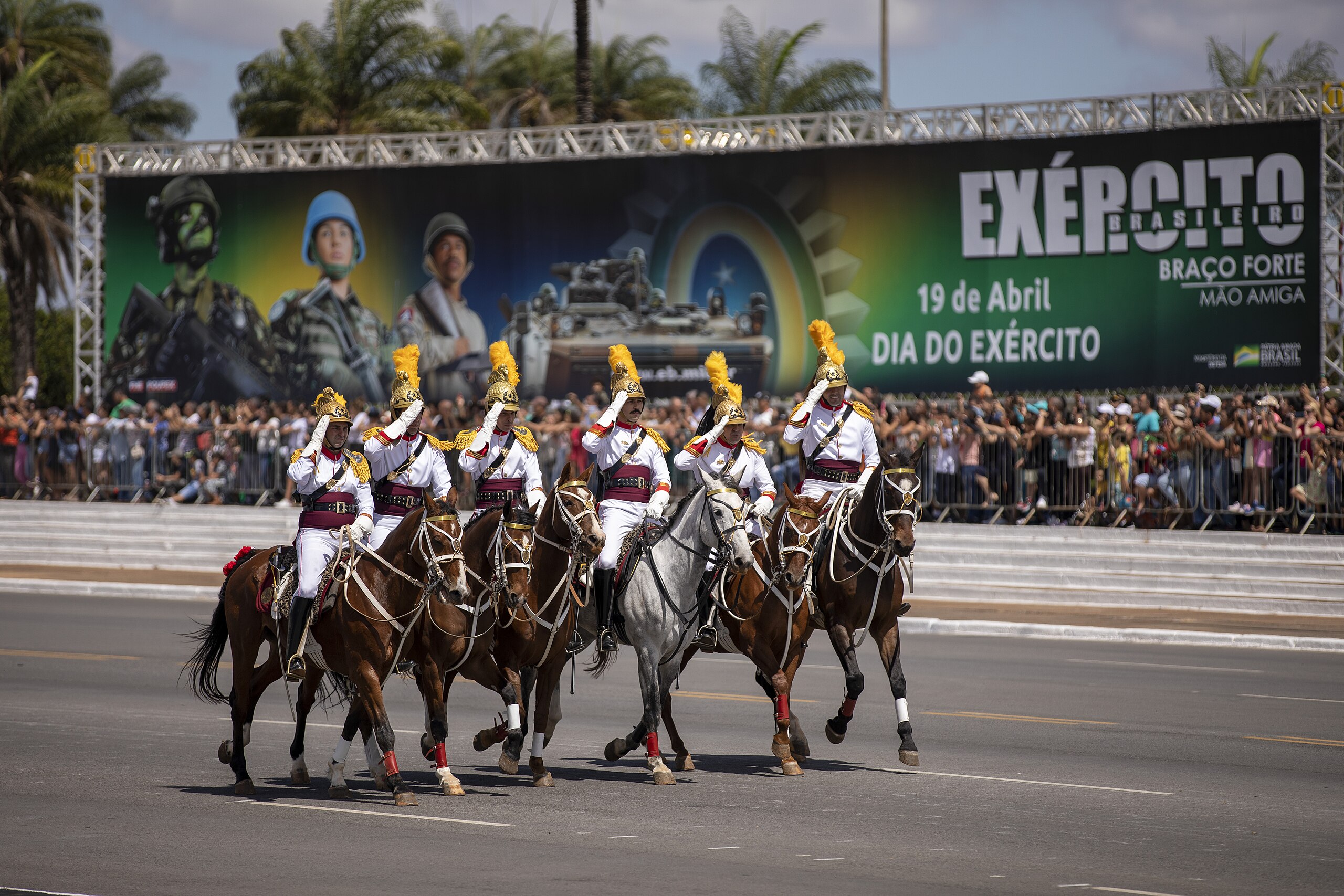 File:19 04 2022 Cerimônia do Dia do Exército, com a Imposição da Ordem do  Mérito Militar e da Medalha Exército Brasileiro (52016131374).jpg -  Wikipedia