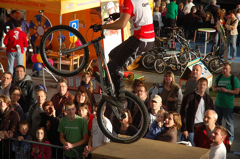 File:2009-11-28-fahrrad-stunt-by-RalfR-38.jpg