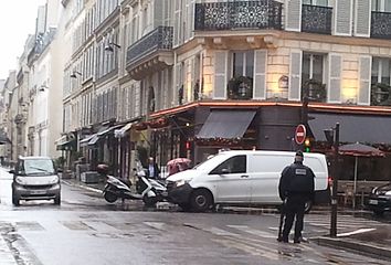 Vigipirate alerte attentat. Rue de Varenne bloquée par des scooters de la préfecture de police de Paris filtrant les accès. Barrage supervisé par un CRS en gilet pare-balles, armé d'une AC-556, janvier 2015.