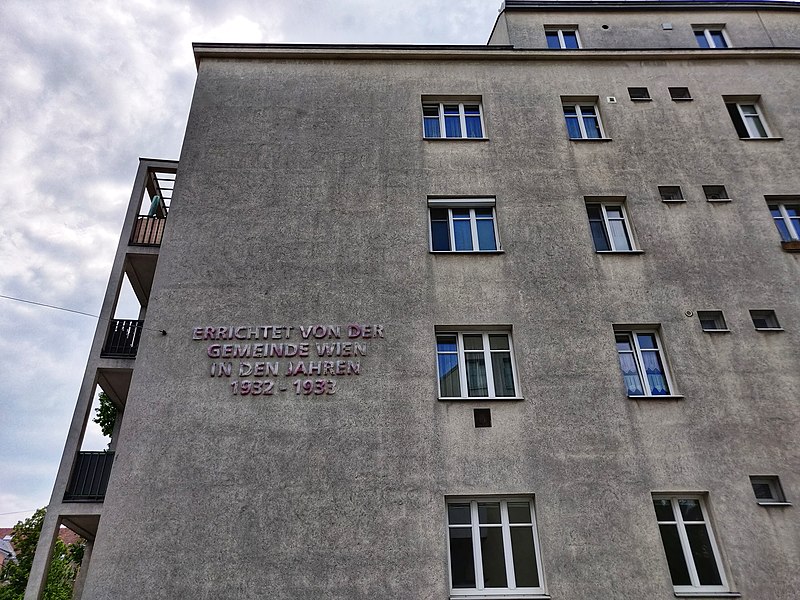 File:2020-05-19 Gemeindebau Grassingerhof Hagengasse front.jpg