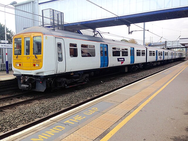 Thameslink liveried Class 319 at St Albans City in 2014