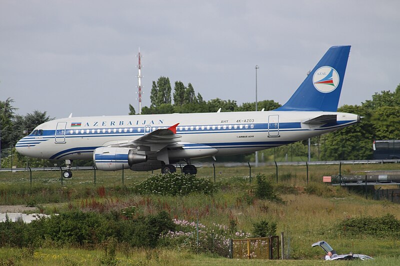 File:4K-AZ03 Airbus A319 Azerbaijan Airlines (7302361368).jpg