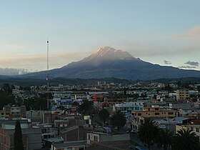 Panorama grada sa Chimborazom u pozadini