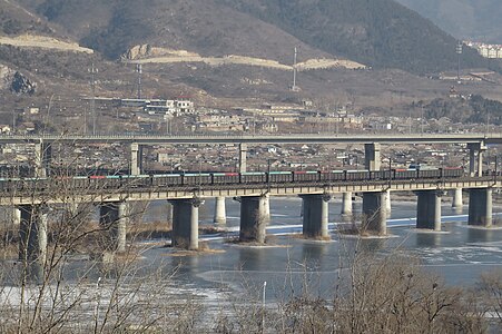 A HXD2-hauled freight train on 1st Bridge (near Beijing)