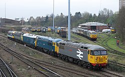 Un convoglio di locomotive da un gala diesel Nene Valley Railway arriva a UK Rail Leasing, Leicester, aprile 2016.jpg
