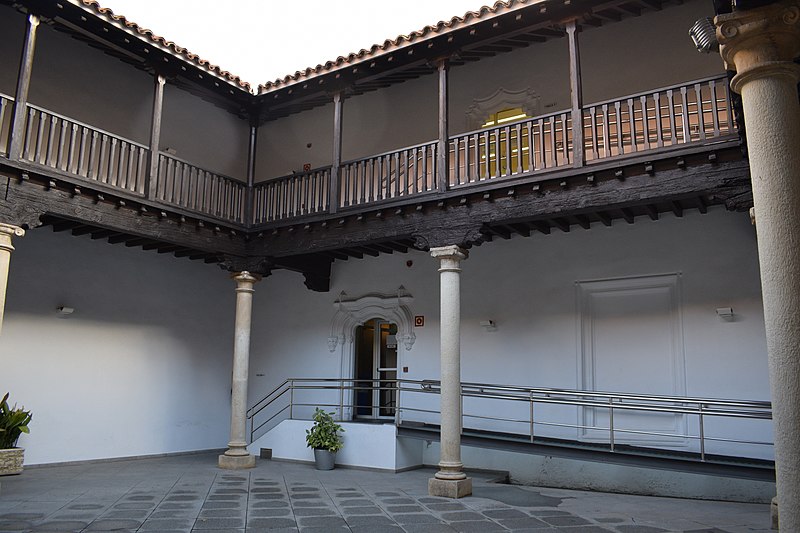 File:Albacete. Posada del Rosario. Patio 1.jpg