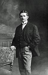 André Oheix portrait en pied avant 1914.jpg