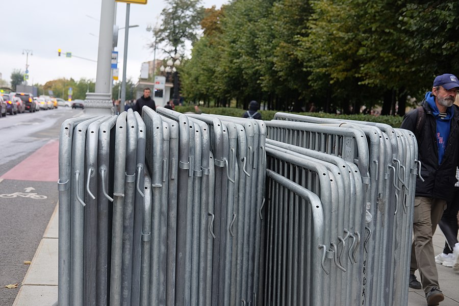 Неиспользованные металлические заграждения, размещенные для возможного оцепления.