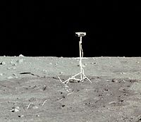 La caméra installée sur son trépied à une certaine distance du module lunaire.