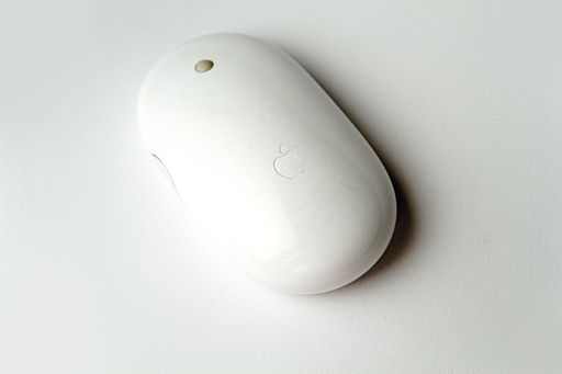 Apple Mighty Mouse Wireless in perspective