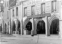 Maisons à arcades ogivales, Carentan . 1876-1917. photograph.