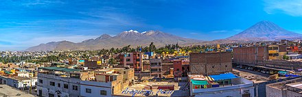 Le Chachani et le Misti (à droite) vus d'Arequipa.