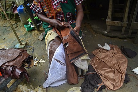 Le cuir utilisé pour la fabrication des chaussure, est récupéré à partir des vestes en cuir qu'il achète en friperie
