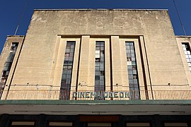 Photographie d'un cinéma de style moderniste.