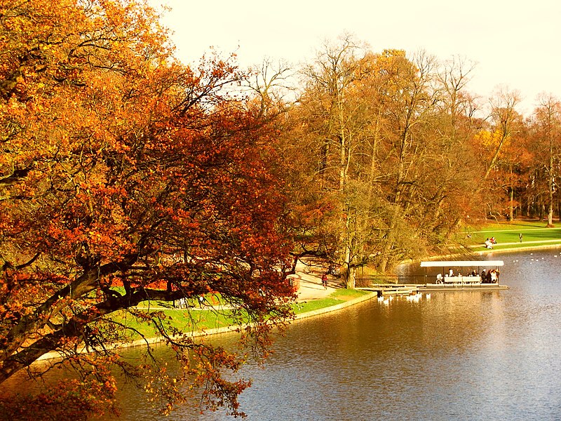 File:Automne au bord du Lac - Bois de la Cambre - panoramio.jpg