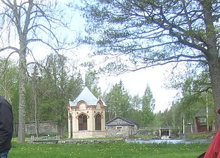 Lusthuset ligger på en liten ö i den engelska parken.