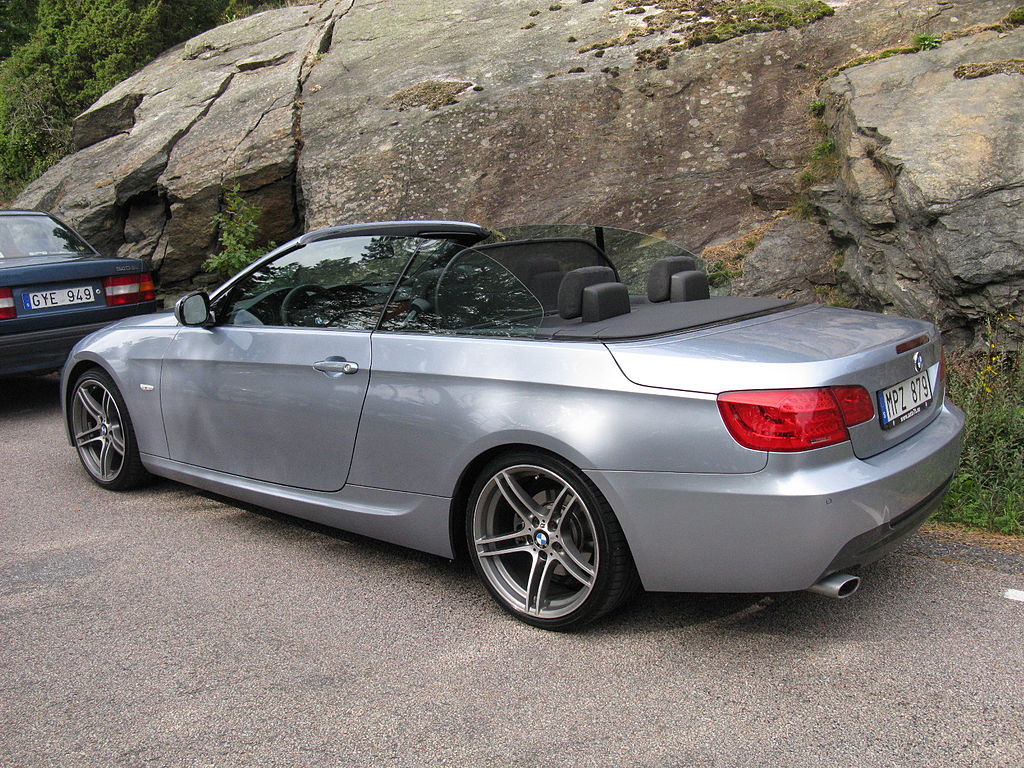 File:BMW 320d Cabriolet M-Sportpaket (E93) Facelift front 20100919.jpg -  Wikimedia Commons