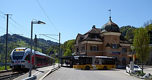 Zweistöckiges Gebäude mit gewölbtem Dach und Turm