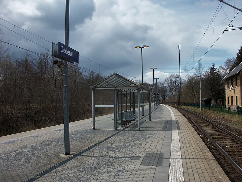 File:Bahnsteige im Bahnhof Oederan (1).jpg