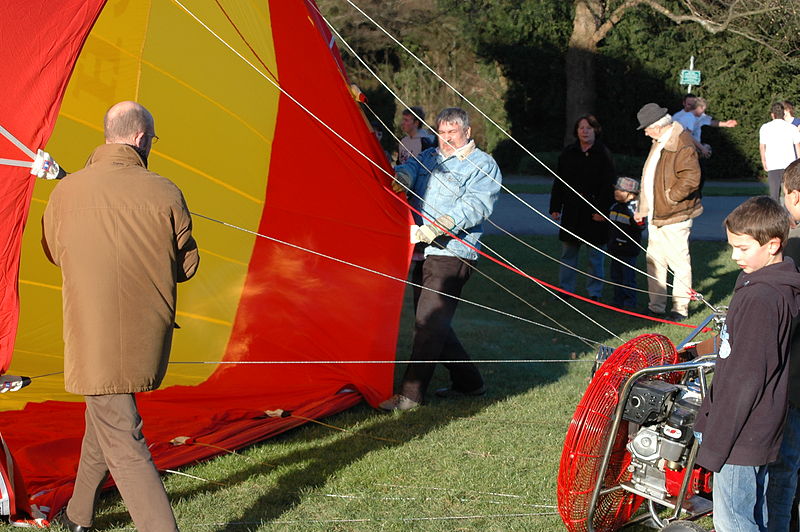 File:Ballonstart in Wiehl (2259145490).jpg