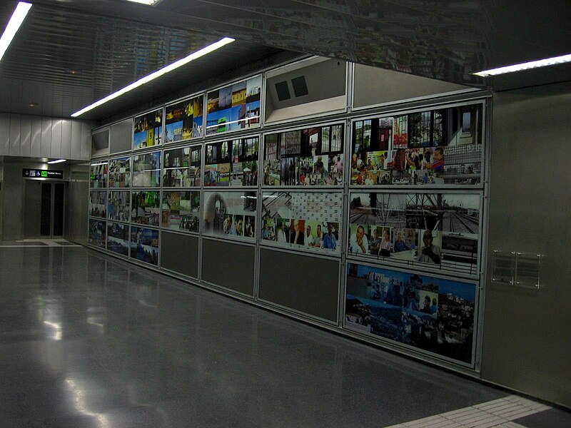 File:Barcelona Metro - Torre Baro-Vallbona art.jpg