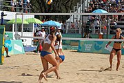 Deutsch: Beachvolleyball bei den Olympischen Jugendspielen 2018; Tag 11, 17. Oktober 2018; Jungen, Spiel um Platz 3 – USA (Devon Newberry/Lindsey Sparks)-Norwegen (Emilie Olimstad/Frida Berntsen) 1:2 (21–1/13–21/9–15) English: Beach volleyball at the 2018 Summer Youth Olympics at 17 October 2018 – Bronze Medal Match – USA (Devon Newberry/Lindsey Sparks)-Norway (Emilie Olimstad/Frida Berntsen) 1:2 (21–1/13–21/9–15)