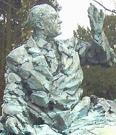 Beerse Statue Paul Janssen 070225 (cropped).JPG