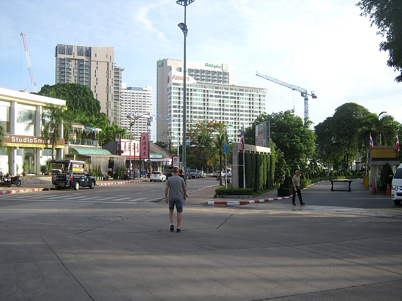 File:Beginning of the Beach Road.jpg