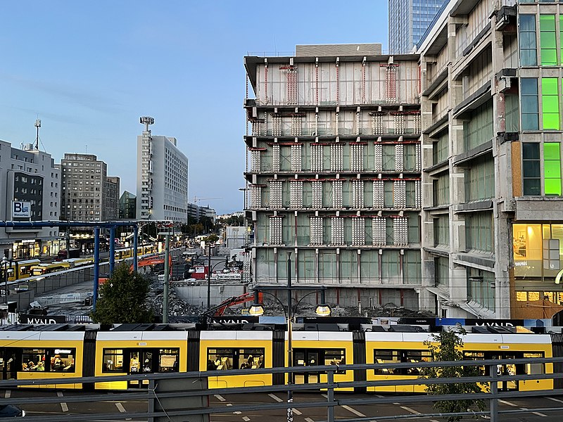 File:Berlin Alexanderplatz Kaufhaus Baustelle 2022 004.jpg