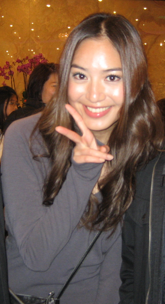 File:Bianca Bai giving V-sign 20080219.png