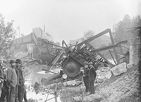 Vista del accidente, la locomotora de plomo se volcó de espaldas.