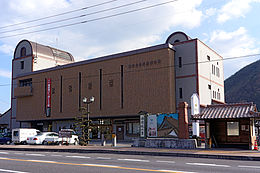 Bizen'yaki Traditional Industries Hall, where the station's north gate is located