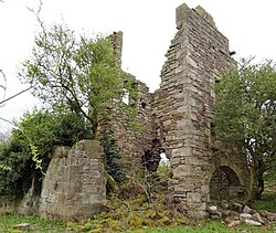 Blacksyke Kulesi. Eski bir makine dairesi, Caprington, East Ayrshire - west.jpg