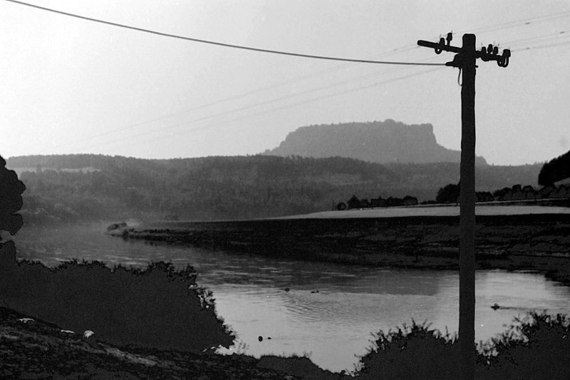 File:Blick von Rathen über die Elbe zum Lilienstein 1979.jpg