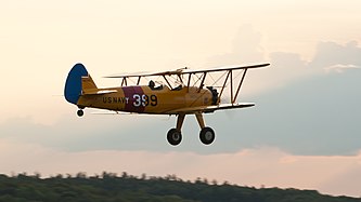 English: Boeing N2S-5 Kaydet (E75) (reg. N67193 (399), cn 75-8116, built in 1942). Deutsch: Boeing N2S-5 Kaydet (E75) (Reg. N67193 (399), cn 75-8116, Baujahr 1942).