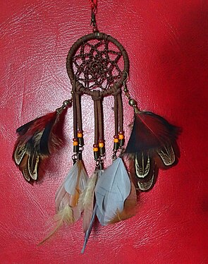 Solitary ear hoop in the shape of a dreamcatcher